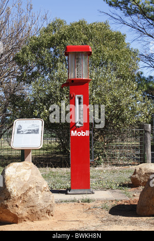 Australia, Nuovo Galles del Sud, Newell Highway, Tooraweenah città vecchia pompa di benzina Foto Stock