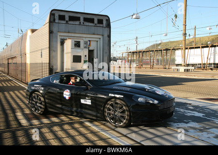 Aston Martin imbarco treno Eurotunnel in Folkestone Foto Stock