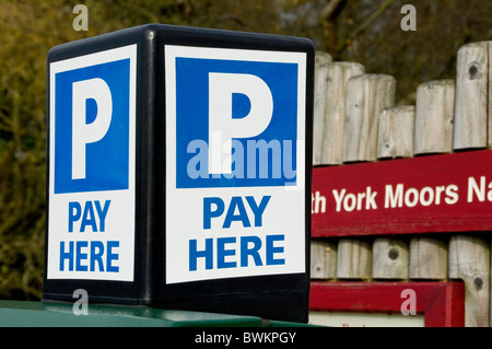 Primo piano di Pay qui segno nel parcheggio auto Inghilterra Regno Unito GB Gran Bretagna Foto Stock