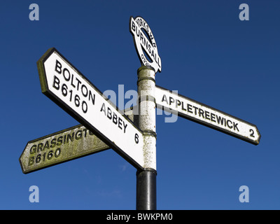 Primo piano del cartello stradale a Burnsall che mostra le direzioni Lower Wharfedale North Yorkshire Dales National Park Inghilterra Regno Unito GB Gran Bretagna Foto Stock