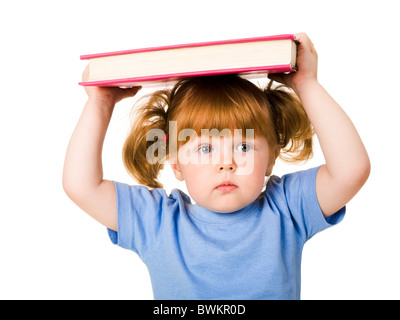 Foto della ragazza giovane azienda libro sopra la testa Foto Stock