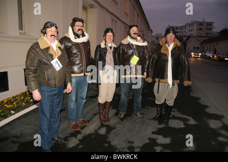 I concorrenti vestiti come serie Biggles a Champagne Taittinger a Reims durante il 2010 Beaujolais Run Foto Stock