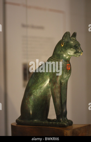Il Gayer-Anderson Cat è una antica statua egizia di un gatto realizzata in bronzo presso il British museum, dal tardo periodo, circa 664-332 a.C. Foto Stock