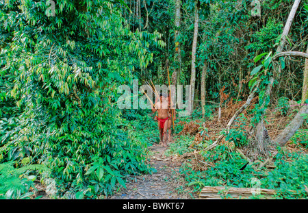 Venezuela sud America Yanomami Ironavi trib Indios Hunter Freccia di prua uomini uomo arcieri Archer caccia Hun Foto Stock