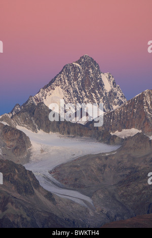 Svizzera Europa Finsteraarhorn vista da Nufenen Pass nel Cantone del Vallese il paesaggio alpino e montano una montagna Foto Stock