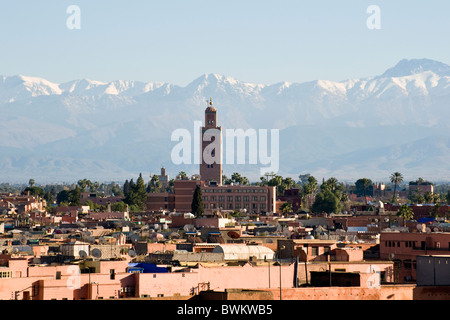 Vista su Marrakech in Marocco, Africa del nord verso le montagne Atlas Foto Stock