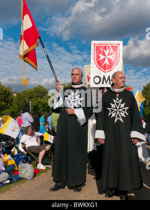 Cavalieri di Malta marciando in Hyde Park durante la visita del Papa in Gran Bretagna 2010 Foto Stock
