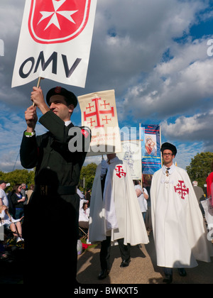 Cavalieri di Malta marciando in Hyde Park durante la visita del Papa in Gran Bretagna 2010 Foto Stock