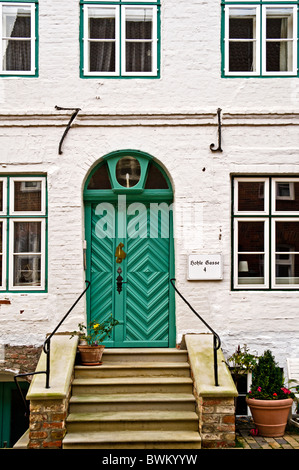 La porta anteriore di una casa a Husum, Nordfriesland, Germania settentrionale; Eingangstür eines Hauses in Husum Foto Stock