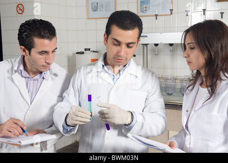 Università istruttore insegnando agli studenti all'interno del Laboratorio Beirut università araba Libano Medio Oriente Asia Foto Stock