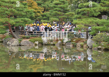 Scuola le ragazze e i ragazzi della scuola visitando il Tempio Dorato, Kyoto, Giappone Foto Stock