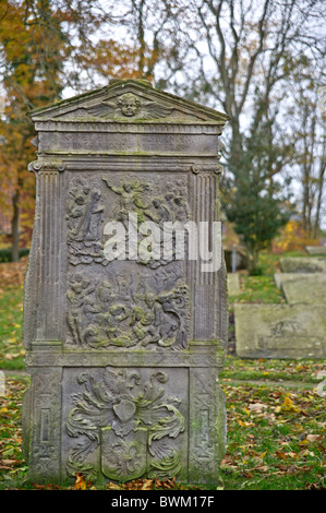 Pietra tombale sul sagrato della chiesa di San Lorenzo in Lunden, Germania settentrionale; Grabstein auf dem Geschlechterfriedhof in Lunden Foto Stock