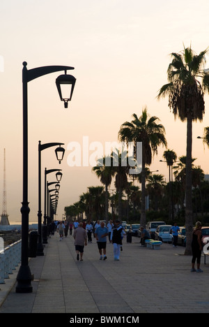 La gente che camminava sul lungomare di sunrise a Beirut Libano Medio Oriente Foto Stock