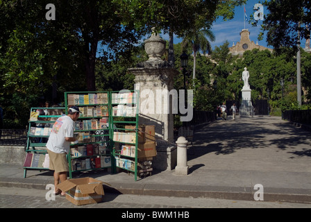 L'uomo calza la sua Edicola sulla Plaza de Armas vicino ad una statua di Carlos Manuel de Céspedes, Havana, Cuba. Foto Stock
