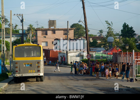 Persone aspettando pazientemente insieme ad una fermata del bus, l'Avana, Cuba. Foto Stock