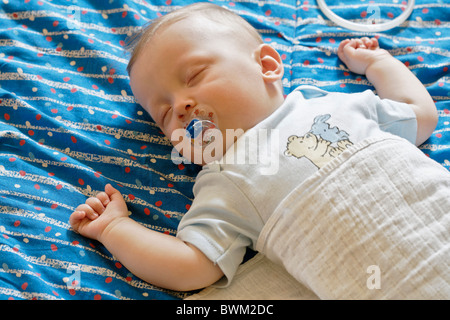 Baby boy 7 mesi di età bambino ritratto bambini una persona bionda succhietto binky pezzo comfort fittizia Foto Stock