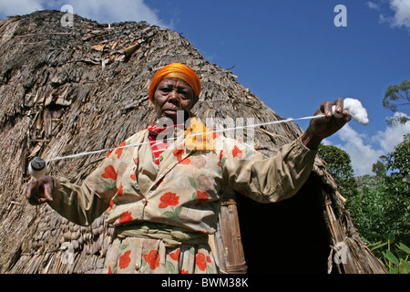 Dorze donna la filatura del cotone in Chencha, Valle dell'Omo, Etiopia Foto Stock