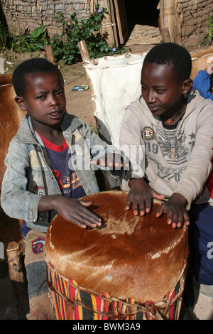 Tribù Dorze Boys Drumming Tenuto In Chencha, Valle dell'Omo, Etiopia Foto Stock