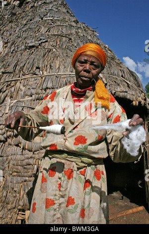 Dorze donna la filatura del cotone in Chencha, Valle dell'Omo, Etiopia Foto Stock