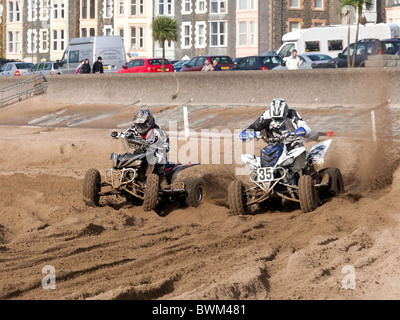 I piloti di Motocross tenendo una gara incontro su un appositamente costruito sul corso Barmouth Beach Gwynedd Galles del Nord Foto Stock
