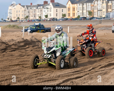 I piloti di Motocross tenendo una gara incontro su un appositamente costruito sul corso Barmouth Beach Gwynedd Galles del Nord Foto Stock