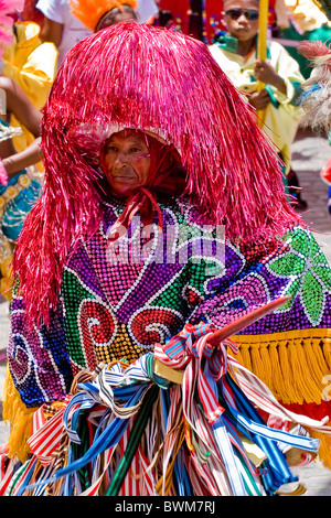 Sfilata di cultura brasiliana denominata " Caboclo de Lança' nella città di Nazaré da Mata durante il Carnevale 2008 Foto Stock