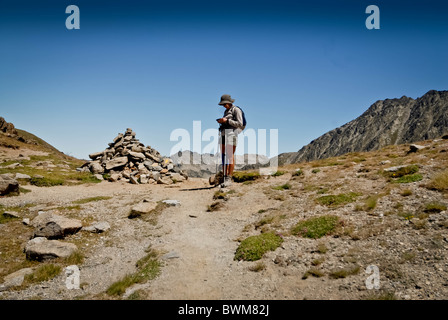 WALKER IN ORIENTE Pirenei, parte A PIEDI DEL FRANCESE GR10 percorso, a sud della Francia. Foto Stock