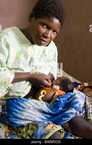 Una madre allattare al seno il suo twin neonati in ospedale Paoua .MSF. Repubblica Africana Centrale Foto Stock