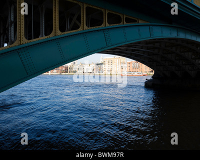 Una vista sul Tamigi da sotto il Blackfriars bridge Foto Stock