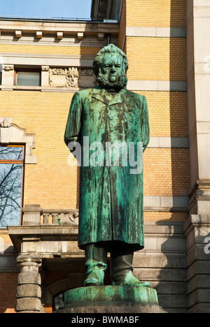 Statua di Henrik Ibsen drammaturgo norvegese e poeta al di fuori del Teatro Nazionale di costruzione di Oslo Norvegia Foto Stock