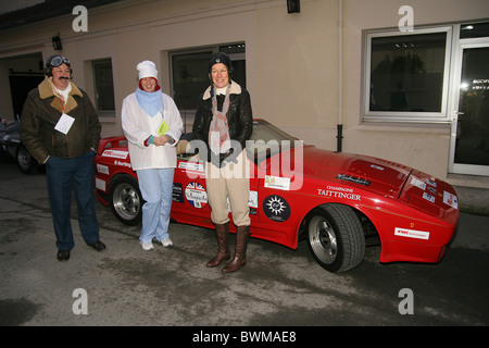 I concorrenti in costume a Champagne Taittinger a Reims durante il 2010 Beaujolais Run Foto Stock