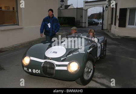 I concorrenti in costume a Champagne Taittinger a Reims durante il 2010 Beaujolais Run Foto Stock