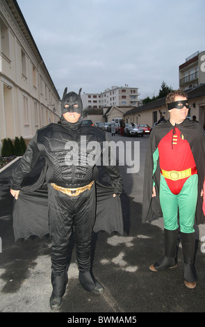 I concorrenti in costume a Champagne Taittinger a Reims durante il 2010 Beaujolais Run Foto Stock