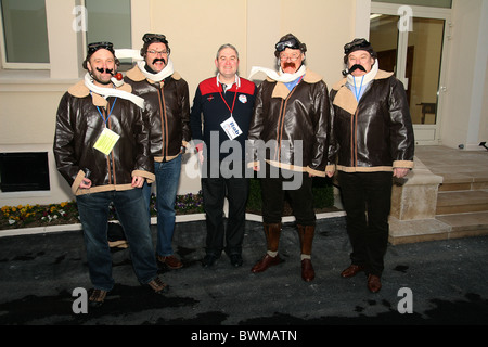 I concorrenti in costume a Champagne Taittinger a Reims durante il 2010 Beaujolais Run Foto Stock