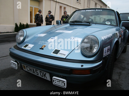 I concorrenti in costume a Champagne Taittinger a Reims durante il 2010 Beaujolais Run Foto Stock