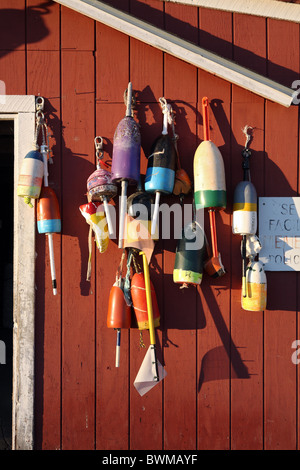 La pesca boe galleggianti o al di fuori di un Fisherman's shack in Perkins Cove, Ogunquit, Maine, Stati Uniti d'America Foto Stock