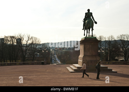 Statua del re Karl Johan al di fuori del palazzo reale di Oslo Norvegia Foto Stock