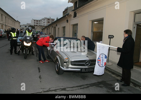 I concorrenti in costume a Champagne Taittinger a Reims durante il 2010 Beaujolais Run Foto Stock