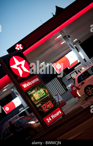 Una benzina Texaco garage della stazione di notte, Aberystwyth Wales UK Foto Stock