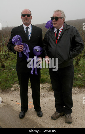 I concorrenti in costume alla regione di Champagne a Reims durante il 2010 Beaujolais Run Foto Stock