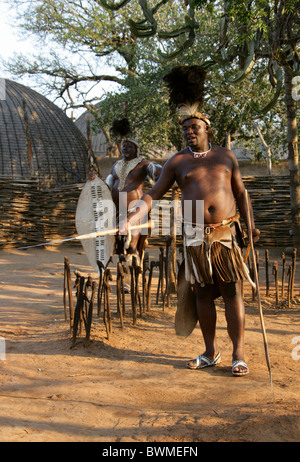 Uomini Zulu Shakaland, villaggio Zulu, Valle Nkwalini, Kwazulu Natal, Sud Africa. Foto Stock