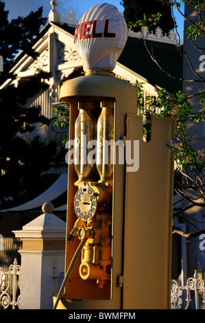 Vintage Royal Dutch Shell pompa benzina. Matjiesfontein, Sud Africa. Foto Stock