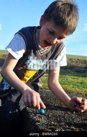 Caccia all'uovo di Pasqua Foto Stock