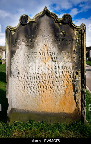 Molto eroso lapide presso la chiesa di Saint Mary, Whitby. Impostazione dei primi capitoli di Dracula di Bram Stoker. Foto Stock