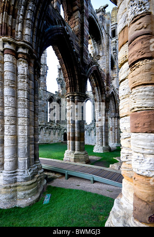 Whitby Abbey, nello Yorkshire, Inghilterra, illuminato dal sole di sera. Impostazione dei primi capitoli di Dracula di Bram Stoker. Foto Stock