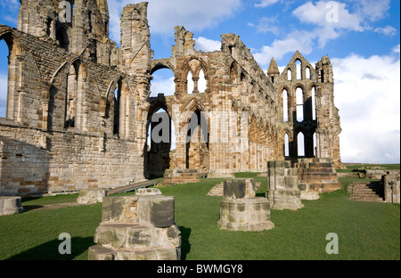 Whitby Abbey, nello Yorkshire, Inghilterra, illuminato dal sole di sera. Impostazione dei primi capitoli di Dracula di Bram Stoker. Foto Stock