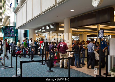 Ingresso per il punto di controllo di sicurezza all'Aeroporto Internazionale di Orlando, Florida, Stati Uniti d'America Foto Stock