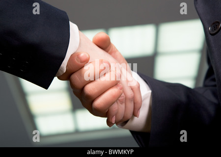 Foto di handshake di partner commerciali dopo la sorprendente deal Foto Stock