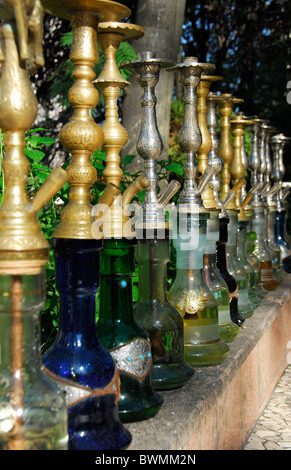 ISTANBUL, Turchia. Una fila di narghiles (tubi dell'acqua) al di fuori di un cafe nel quartiere di Sultanahmet. 2010. Foto Stock
