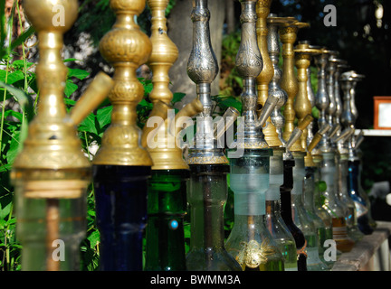 ISTANBUL, Turchia. Una fila di narghiles (tubi dell'acqua) al di fuori di un cafe nel quartiere di Sultanahmet. 2010. Foto Stock